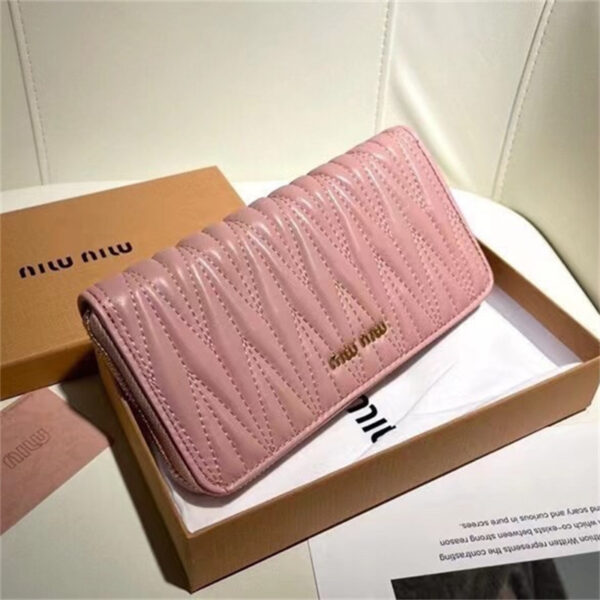 ミュウ ミュウ 長 財布 マテラッセ miumiu 長財布 大人 可愛い 財布 ブランド ピンク 財布 センス の いい 財布 レディース 財布 20 代 後半 女性 ハイ ブランド 長 財布 レディース 30 代 人気 ミュウ ミュウ 偽物 財布 ラウンド ファスナー 長 財布 - 画像 (3)