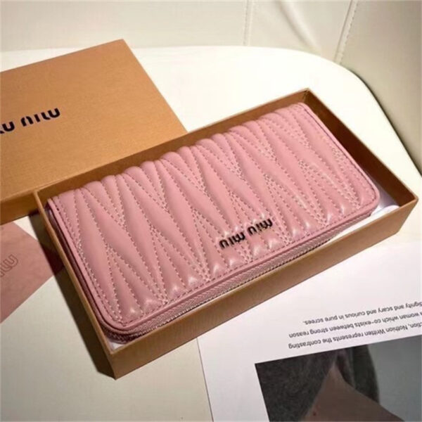 ミュウ ミュウ 長 財布 マテラッセ miumiu 長財布 大人 可愛い 財布 ブランド ピンク 財布 センス の いい 財布 レディース 財布 20 代 後半 女性 ハイ ブランド 長 財布 レディース 30 代 人気 ミュウ ミュウ 偽物 財布 ラウンド ファスナー 長 財布